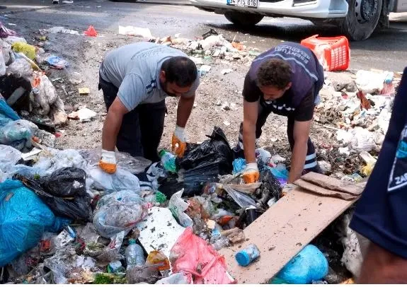 yanlislikla-cope-atilan-35-bin-lira-sahibine-teslim-edildi-1780678433392.jpg