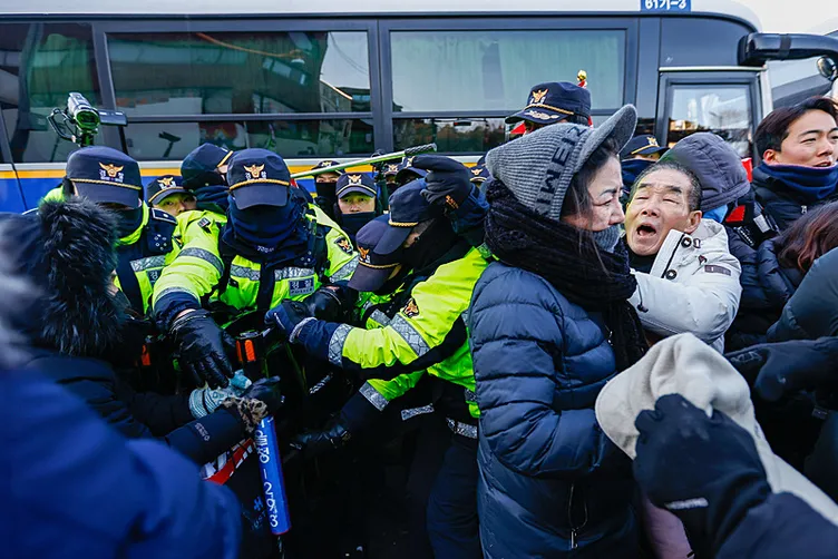 Tarihte bir ilk: Polisler başkanlık konutunu bastı! Güney Kore lideri barikatlara rağmen tutuklandı