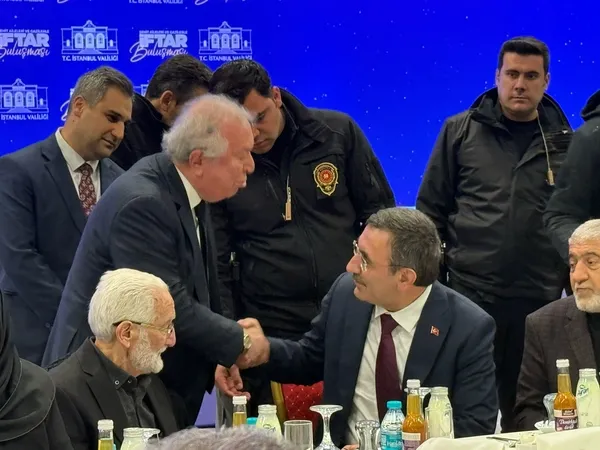 cumhurbaskani-yardimcisi-cevdet-yilmaz-ve-istanbul-valisi-davut-gul-sehit-aileleri-ve-gazilerle-iftarda-bir-ar-1742322811007.jpg