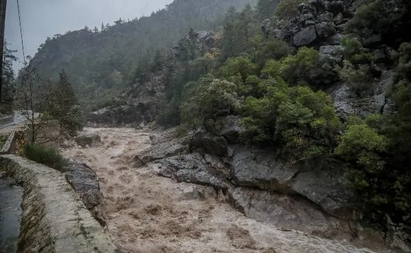 SON DAKİKA || Meteoroloji uyarmıştı: Antalya’dan korkunç görüntüler geliyor: Eve yıldırım düştü zannettik!