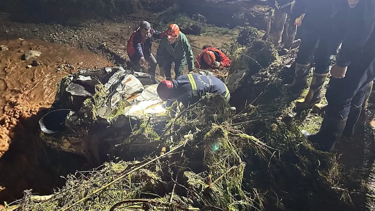 Aracıyla sele kapıldı