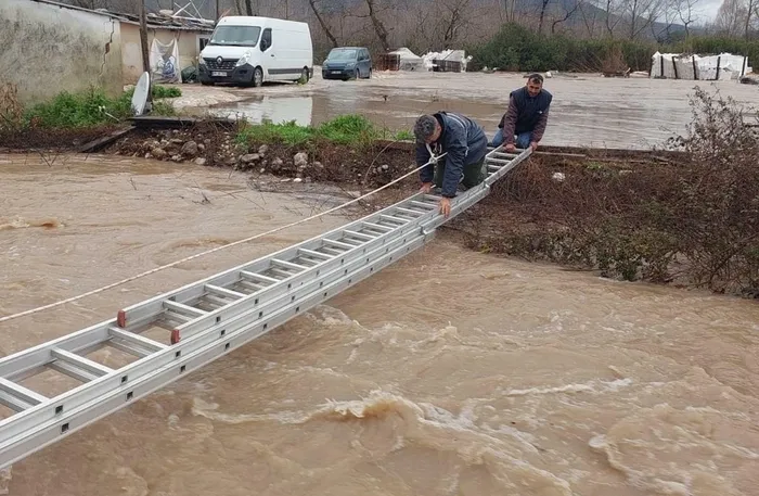 meteoroloji-uyarmisti-saganak-sele-donustu-izmir-adana-ve-antalya-sular-altinda-kaldi-1770989077890.jpg
