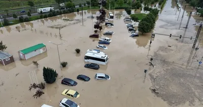 Trabzon’u sağanak vurdu! Cadde ve sokaklar göle döndü! Sokakta ilginç görüntü…