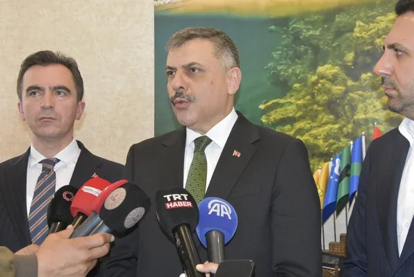 bakan-ciftciye-yillar-sonra-sicak-karsilama-1778939792976.jpg