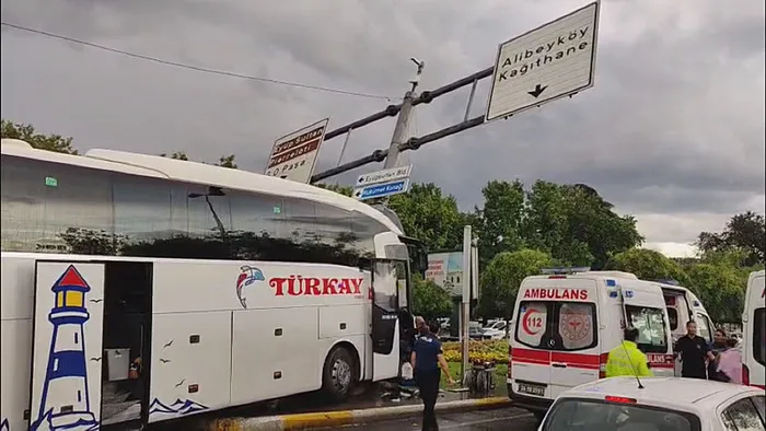 son-dakika-eyupsultanda-yolcu-otobusu-ve-otomobil-kaza-yapti-yaralilar-var-1784958787799.jpg