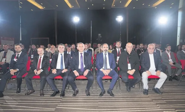 kupayi-ekranlara-tasiyan-turkuvaz-medyaya-tesekkur-ediyorum-1791582454303.jpeg