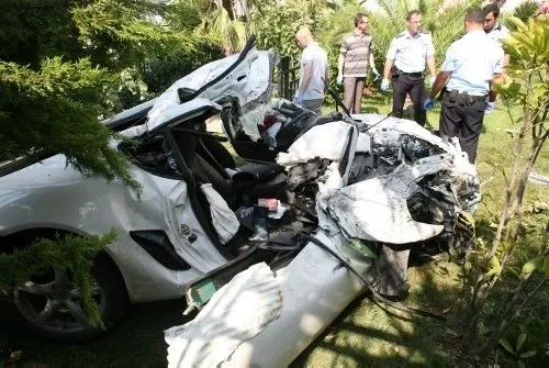 Porsche lüks sitenin bahçesine uçtu