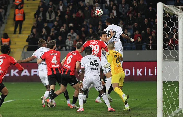 canli-super-ligde-genclerbirligi-besiktas-maci-1773596034325.jpeg