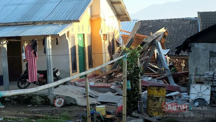 Endonezya’da deprem...Kapana kısıldılar!