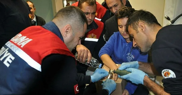 Adana’da öğrencinin parmağına sıkışan metal parçasını CANKUR çıkardı