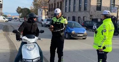 Ayvalık’ta trafik polisi eksik evraklı ve kasksız motosiklet sürücülerine geçit vermiyor #balikesir