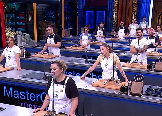 MasterChef Türkiye'de kaptanlık oyununu kim kazandı? 26 Ekim MasterChef'te Mavi ve Kırmızı Takım kaptanı belli oldu MasterChef Türkiye'de kaptanlık oyununu kim kazandı? 26 Ekim MasterChef'te Mavi ve Kırmızı Takım kaptanı belli oldu - 1. Resim