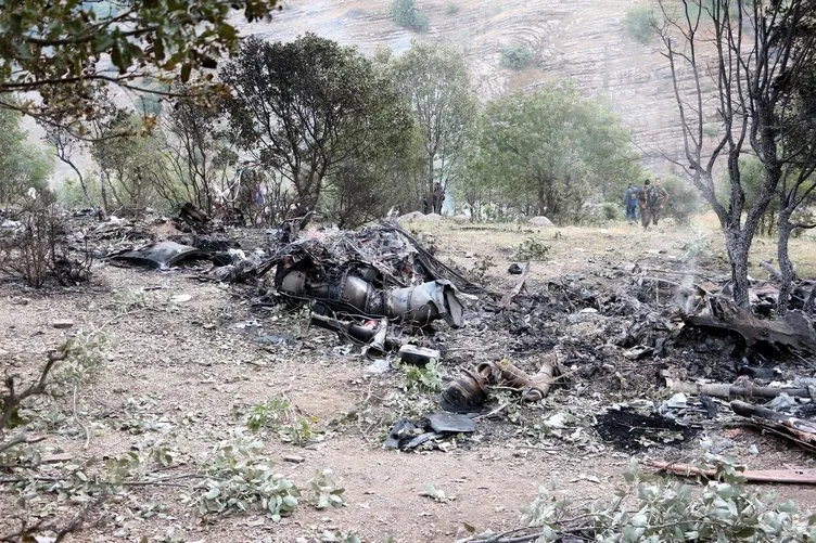 Düşen askeri helikopterin enkazı görüntülendi
