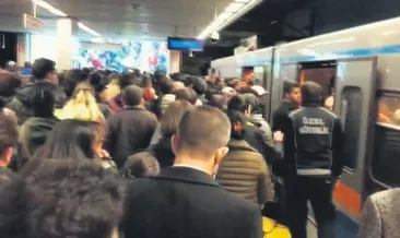 Metroda arıza, duraklarda izdiham