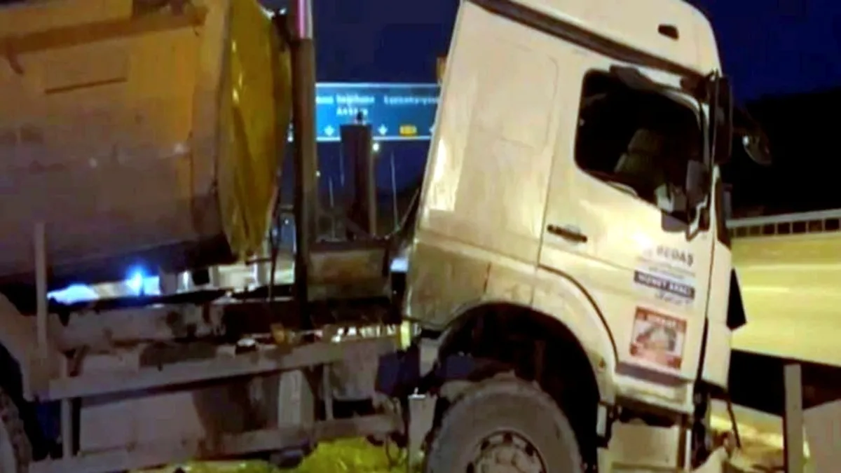 Dorseyi açık unutunca SGS direğine ve bariyerlere çarptı: Şoför ağır yaralandı Dorseyi açık unutunca SGS direğine ve bariyerlere çarptı: Şoför ağır yaralandı