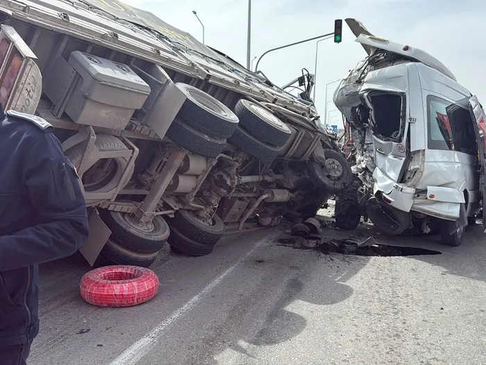 freni-bosalan-kamyon-kirmizi-isikta-duran-otomobil-ve-minibuse-carpti-5-yarali-1776261258962.jpg
