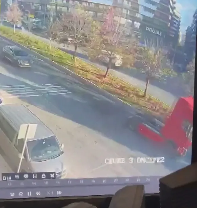 Pendik’te feci kaza: Kullandığı skuterle TIR’ın altında 150 metre sürüklendi!