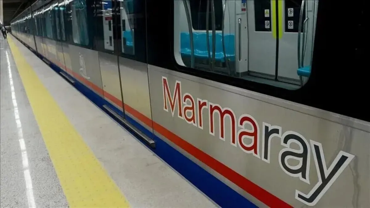 15 Temmuz Demokrasi ve Milli Birlik Günü kapsamında Marmaray, Başkentray ve İZBAN gibi toplu taşıma araçlarında ücretsiz hizmet verileceğini gösteren bir görsel.