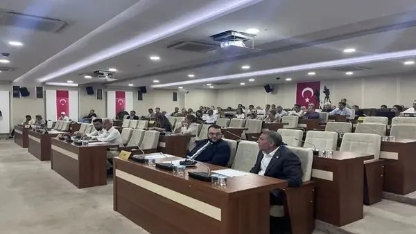 chpli-karabaglar-belediye-baskani-helil-inay-kinaya-soguk-dus-1756904901374.jpg