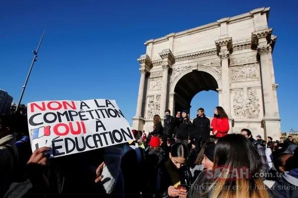 Binlercesi toplandı! Diz çöküp beklediler...