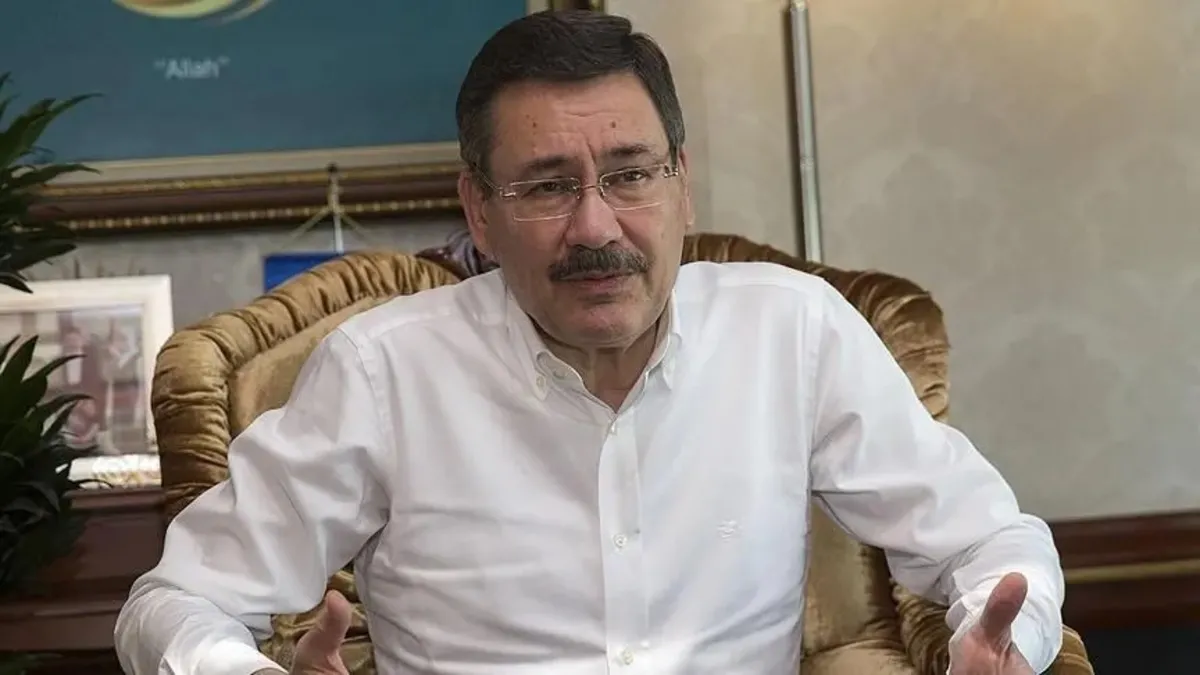 SABAH’a konuşan Ankara Büyükşehir Belediye Eski Başkanı Melih Gökçek: “O gece yaklaşık 10 bin belediye personelimiz sokaktaydı” SABAH’a konuşan Ankara Büyükşehir Belediye Eski Başkanı Melih Gökçek: “O gece yaklaşık 10 bin belediye personelimiz sokaktaydı”