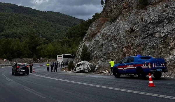 antalyada-otobus-ile-carpisan-ticari-arac-surucusu-hayatini-kaybetti-1759174858363.jpg