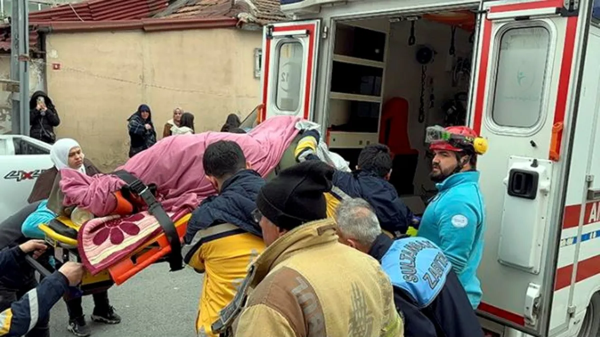 240 kiloluk obezite hastası evinin 7. katından vinçle indirilerek hastaneye kaldırıldı 240 kiloluk obezite hastası evinin 7. katından vinçle indirilerek hastaneye kaldırıldı