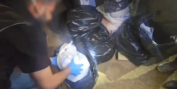 iki-arac-ve-bir-eve-yonelik-operasyonda-48-kilo-120-gram-esrar-ele-gecirildi-1787146456579.jpg