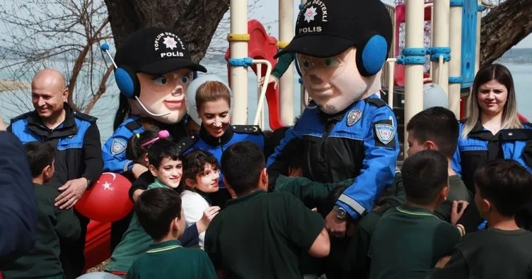 Polisten çocuklara bayram sürprizi