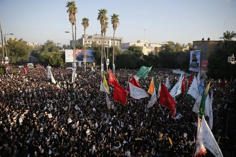 Binlerce İranlı sokağa döküldü! Kasım Süleymani için Ahvaz'da cenaze töreni...