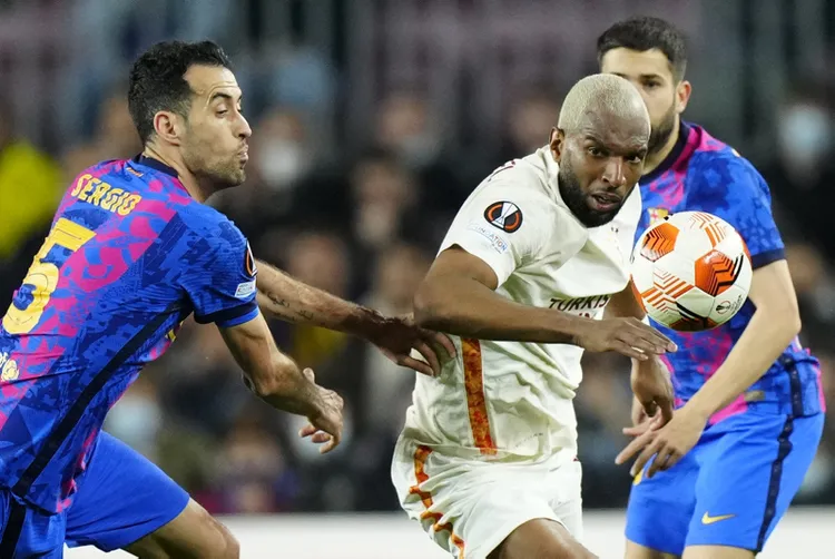 son-dakika-barcelona-galatasaray-maci-sonrasi-gonderme-camp-nouda-tarih-yazdilar-1646981773933.jpg