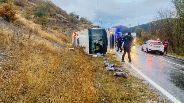 amasyada-yolcu-otobusu-devrildi-27-yarali-1700148472088.jpg
