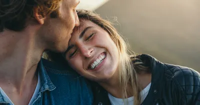 Sözler yalan söyler ama beden asla: Karşınızdakinin size aşık olduğunu gösteren 9 gizli işaret!