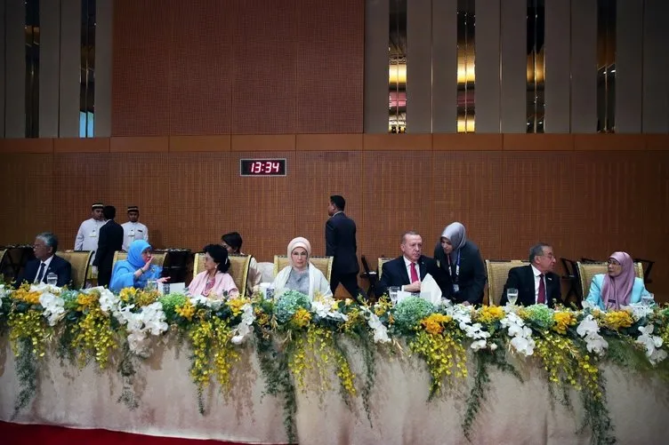 Başkan Erdoğan Kuala Lumpur'da! Oturumun ardından sergi alanını gezdi