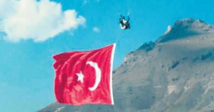 Konyalı pilot havada dev Türk bayrağı açtı