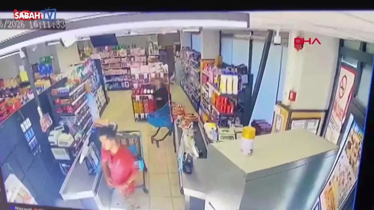 Markete sığınan kadını sürükleyerek araca bindirmeye çalıştı: ‘1 buçuk senedir bana takıntılı…’ videosunu izle Markete sığınan kadını sürükleyerek araca bindirmeye çalıştı: ‘1 buçuk senedir bana takıntılı…’ videosunu izle