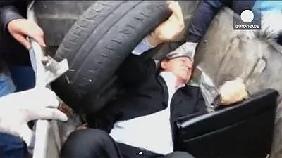 Ukrayna’da milletvekilini çöpe attılar