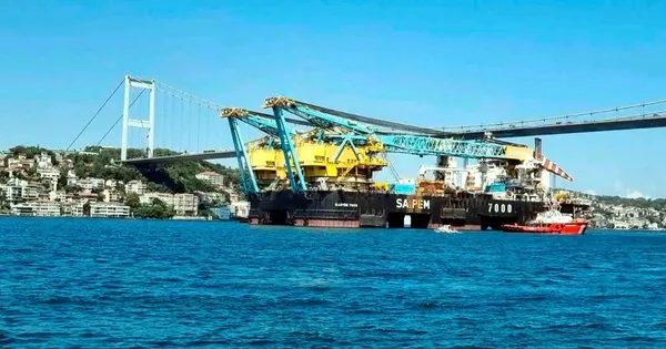 dunyanin-en-buyuk-ucuncu-vinc-gemisi-istanbul-bogazindan-sorunsuz-gecti-1786017546081.jpg