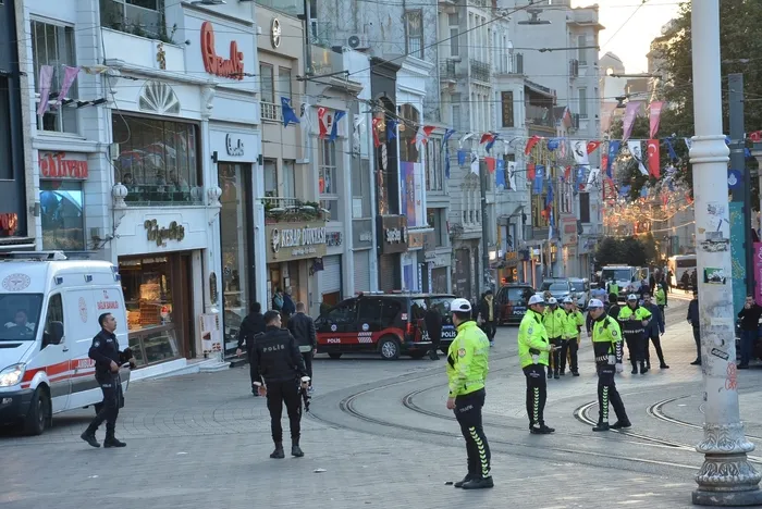 son-dakika-taksim-istiklal-caddesinde-patlama-vali-yerlikaya-duyurdu-4-can-kaybi-38-yarali-1668352241779.jpg