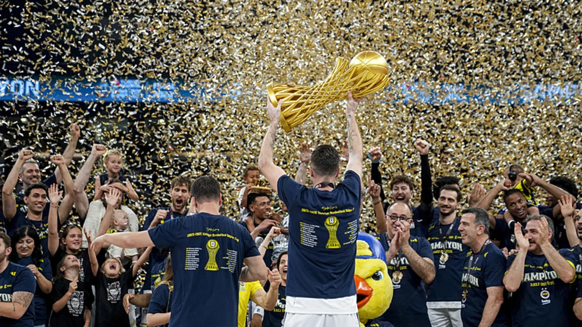 Fenerbahçe Beko takımının 2025-26 sezonu şampiyonluk kupasını havaya kaldırdığı görsel.