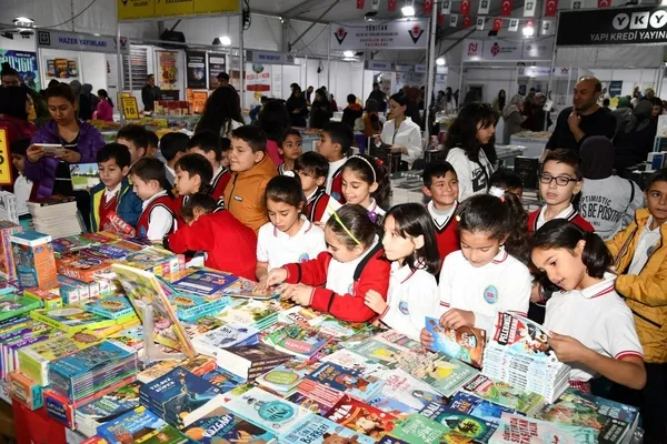 7nci-kitap-fuarini-40-bin-kisi-ziyaret-etti-1701241059142.jpg