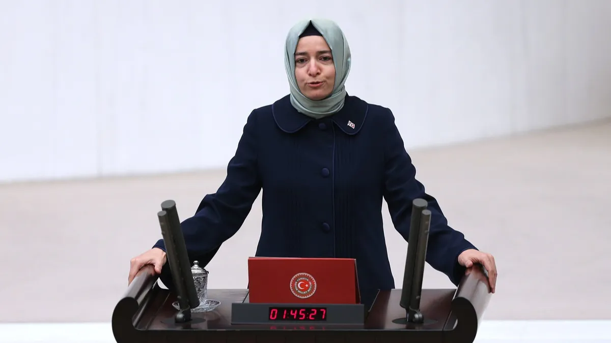 AK Parti Genel Başkan Yardımcısı Fatma Betül Sayan Kaya görevinden istifa etti haber görseli