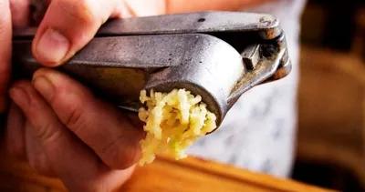 Ayaklarınızın tabanını süper besin sarımsak ile ovarsanız faydasına inanamayacaksınız! Süper besin sarımsağın faydaları şaşırtıyor!