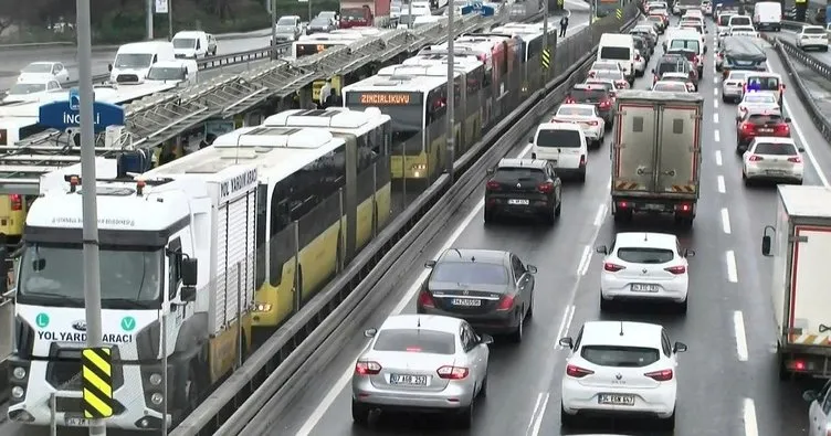 Bakırköy’de arızalanan metrobüs uzun kuyruklara neden oldu