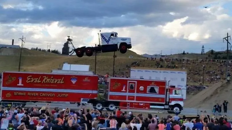 9 tonluk kamyonla 50 metre uçtu!