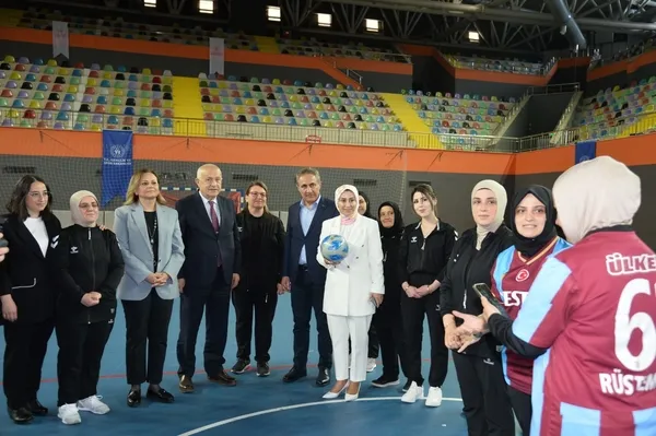 sessiz-ciglik-sahaya-tasti-isitme-engelli-kadinlardan-futbol-soleni-1779020792982.jpg