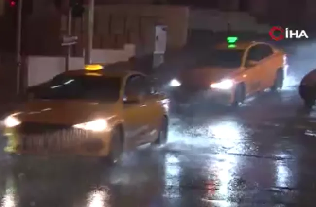 son-dakika-istanbulda-gece-yarisi-kabusu-firtina-hayati-felc-etti-yollar-coktu-agaclar-devirldi-1768111981707.png (1147×752)