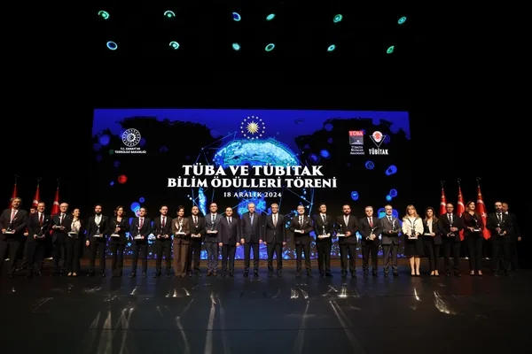 cumhurbaskani-erdogan-gtulu-akademisyene-tubitak-tesvik-odulunu-takdim-etti-1734598003729.jpg