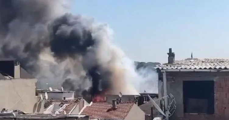Bağcılar’da bir binanın çatı katında yangın çıktı