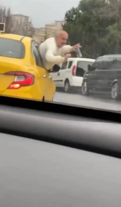İstanbul trafiğinde şok görüntü: Taksiye binen yolcu öyle şeyler yaptı ki!
